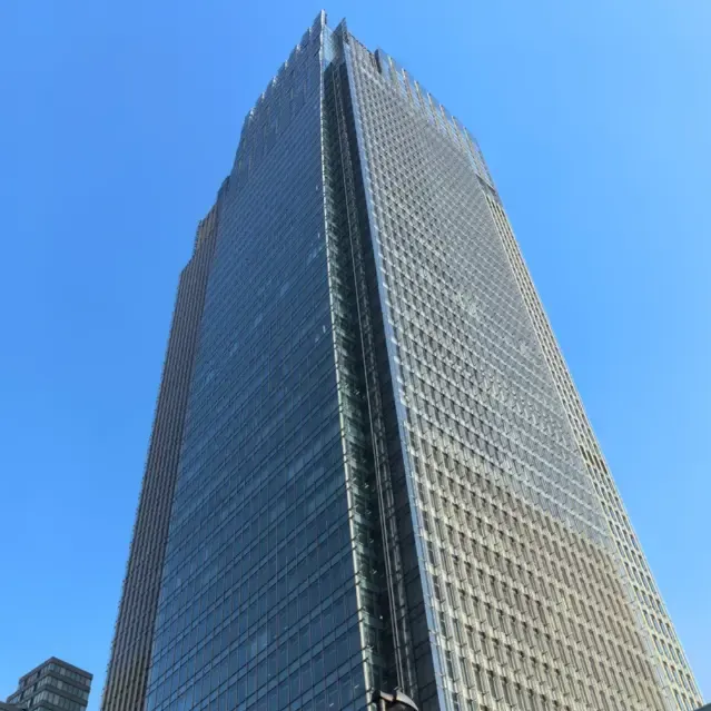 Stiklinės užuolaidinės sienos su tašku